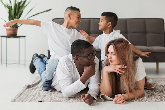 Família feliz, passar algum tempo juntos em casa