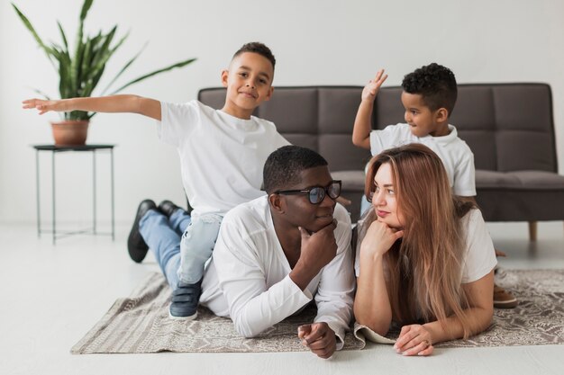 Família feliz, passar algum tempo juntos