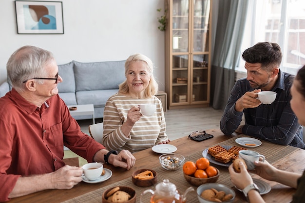 Família feliz perto da mesa