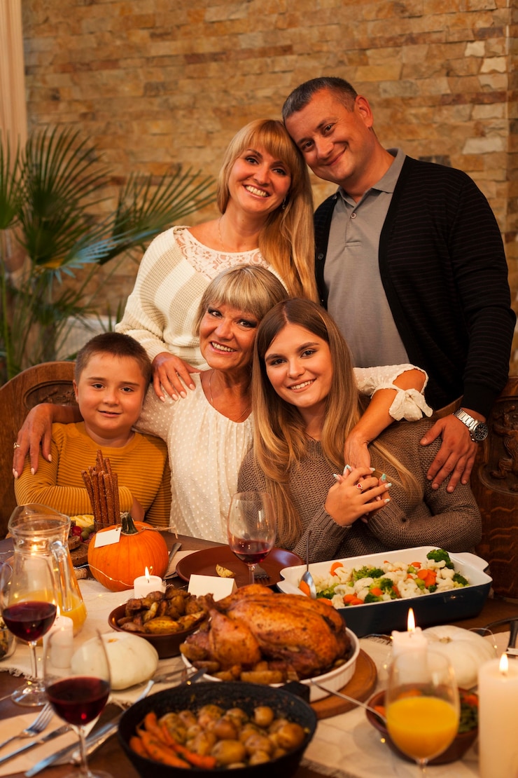 Foto grátis família feliz posando em foto média