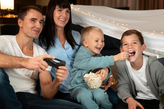 Foto grátis família feliz saindo do lugar