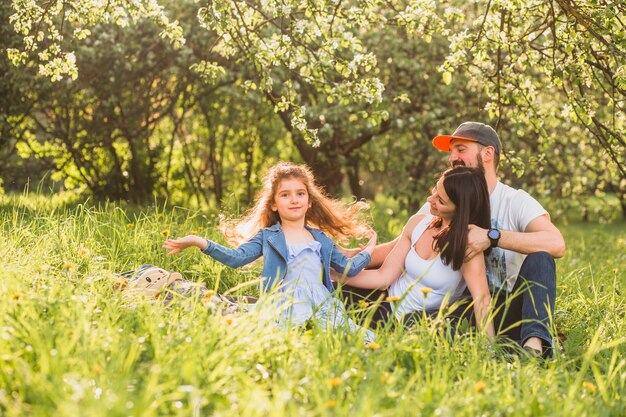 Família feliz saindo no jardim