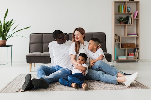 Foto grátis família feliz se divertindo juntos em casa