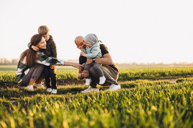 Família feliz se divertindo no campo na sunset