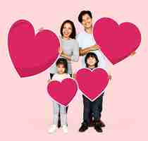 Foto grátis família feliz segurando formas de coração