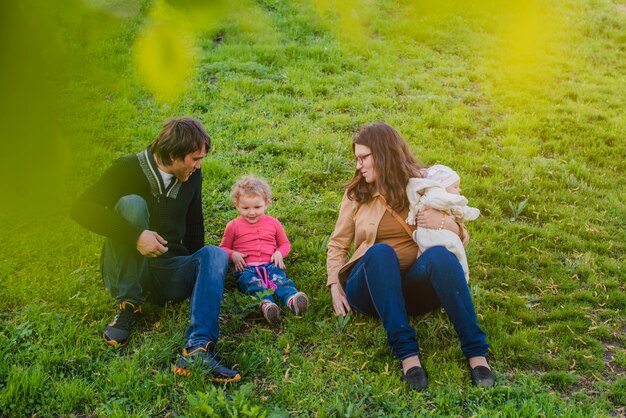 Família feliz sentada no gramado