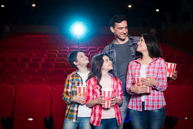 Família feliz, sentando, em, cinema