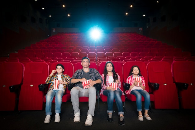 Família feliz, sentando, em, cinema