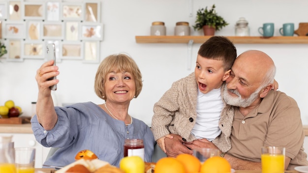 Família feliz tirando selfie