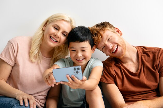 Família feliz tirando selfie