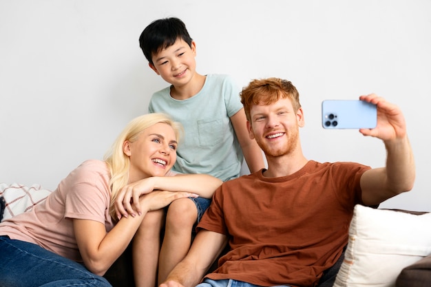 Família feliz tirando selfie