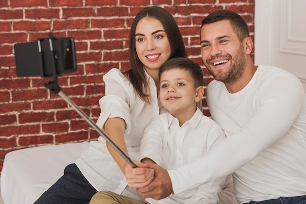 Foto grátis família feliz tomando uma selfie juntos