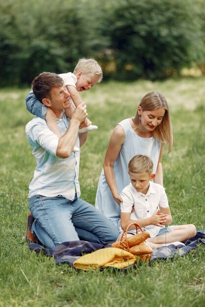 Família fofa brincando em um campo de verão