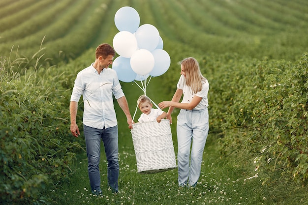 Família fofa brincando em um campo de verão