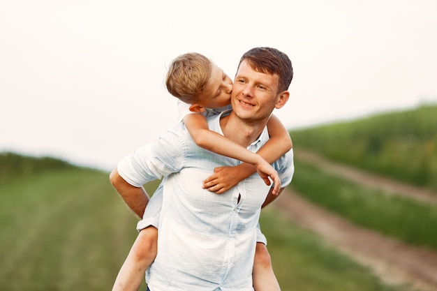 Família fofa brincando em um campo de verão