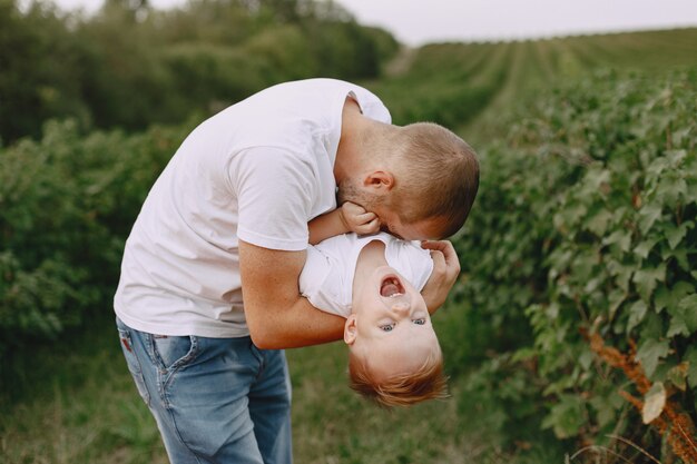 Família fofa brincando em um campo de verão