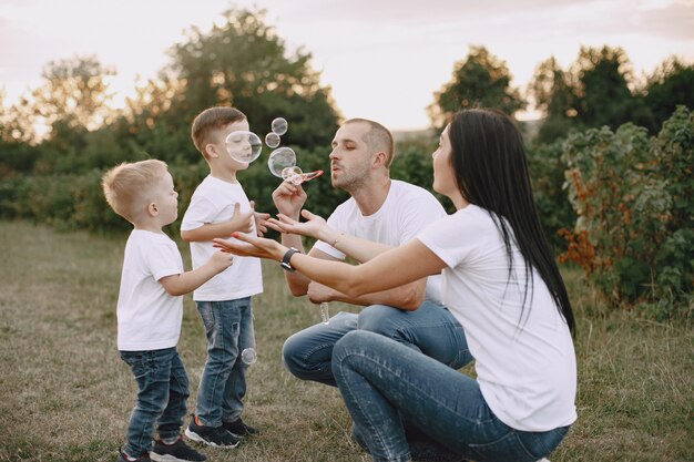 Família fofa brincando em um campo de verão