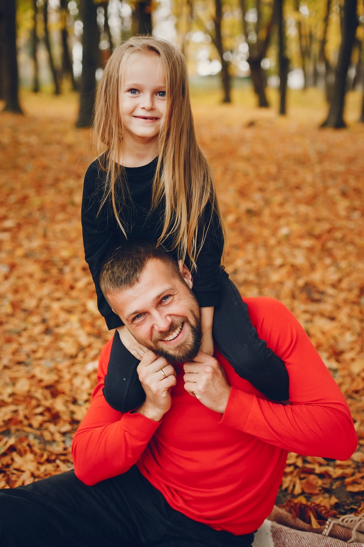 Foto grátis família fofa brincando em um parque de outono