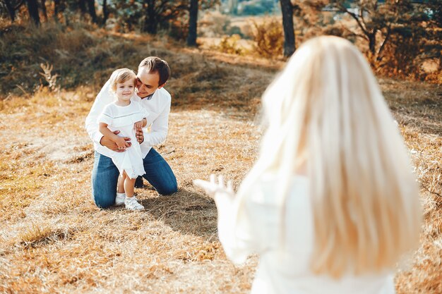 Família fofa brincando em um parque de verão