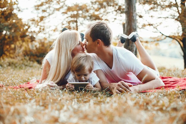 Família fofa brincando em um parque de verão