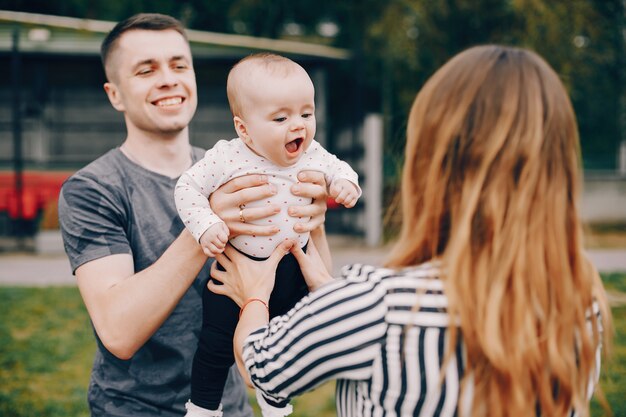 Família fofa brincando em um parque de verão