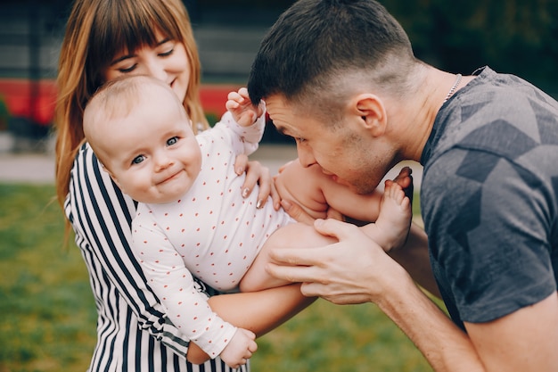 Família fofa brincando em um parque de verão