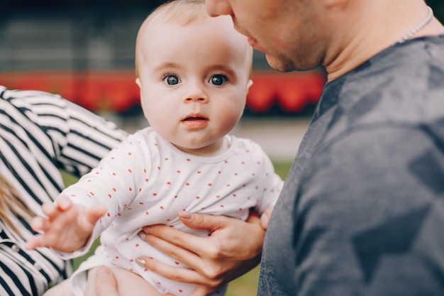 Foto grátis família fofa brincando em um parque de verão