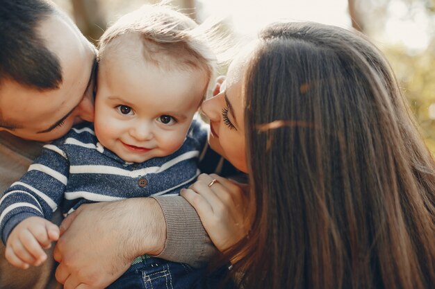 Família fofa brincando em um parque de verão