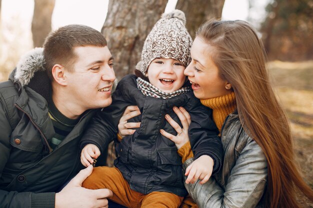 Família fofa brincando em um parque de verão