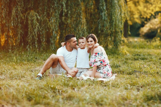 Família fofa brincando em um parque de verão