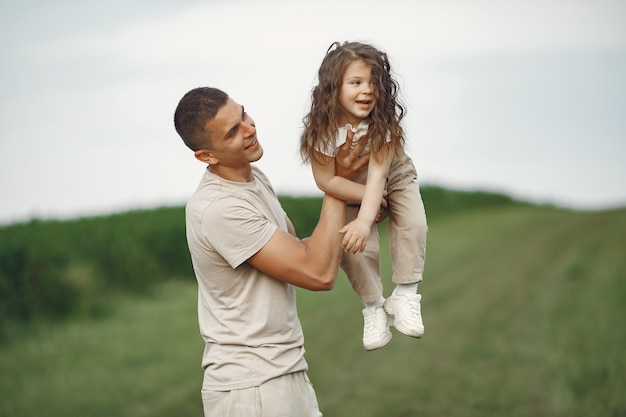 Família fofa brincando em um parque de verão