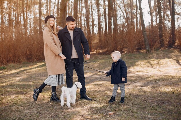 Família fofa brincando em um parque