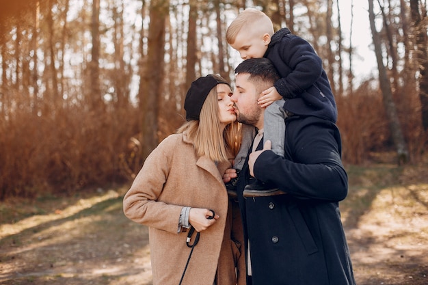 Família fofa brincando em um parque