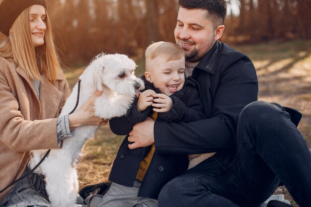 Família fofa brincando em um parque