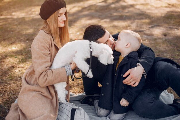 Família fofa brincando em um parque