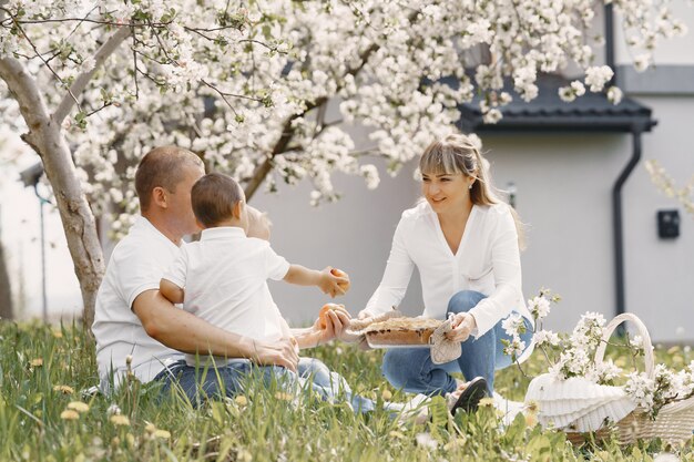 Família fofa brincando em um quintal de verão