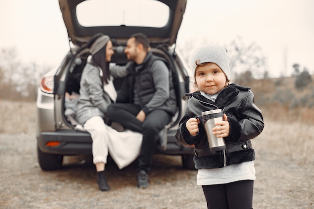 Foto grátis família fofa brincando em uma floresta de primavera