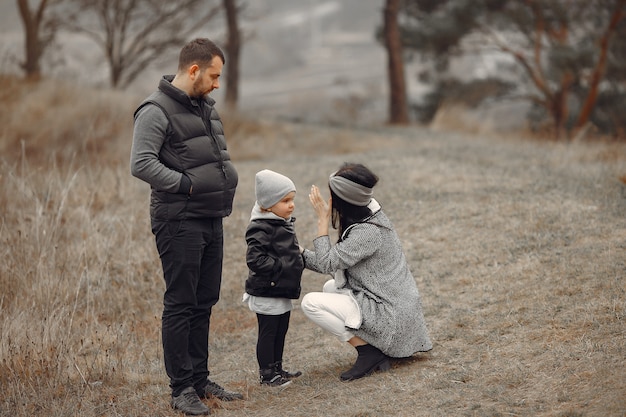 Família fofa brincando em uma floresta de primavera