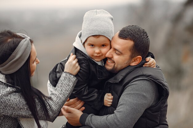 Família fofa brincando em uma floresta de primavera