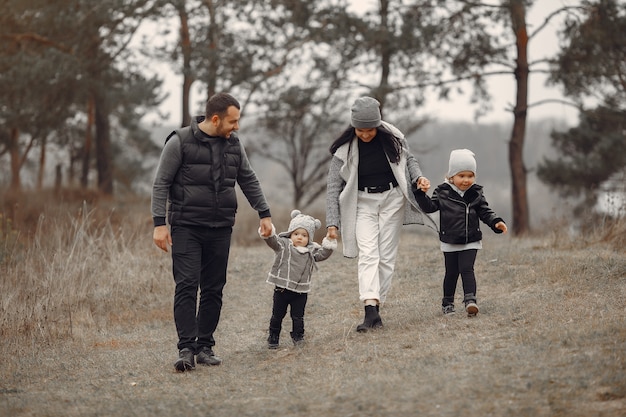 Família fofa brincando em uma floresta de primavera