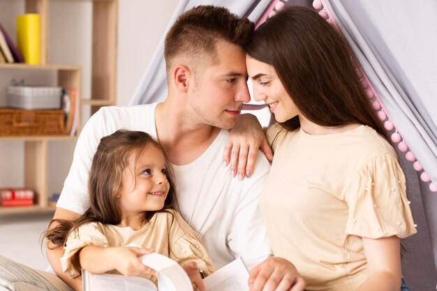 Família fofa de frente tendo um momento especial juntos