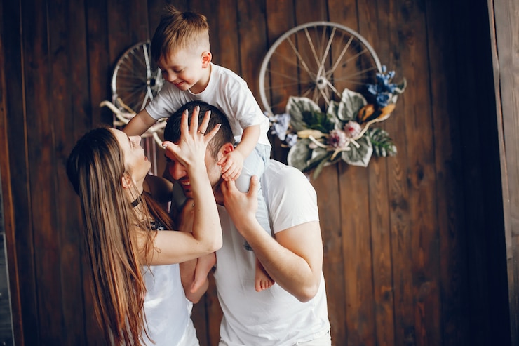 Foto grátis família fofa em casa