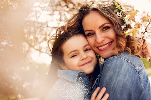 Família fofa em um parque de primavera