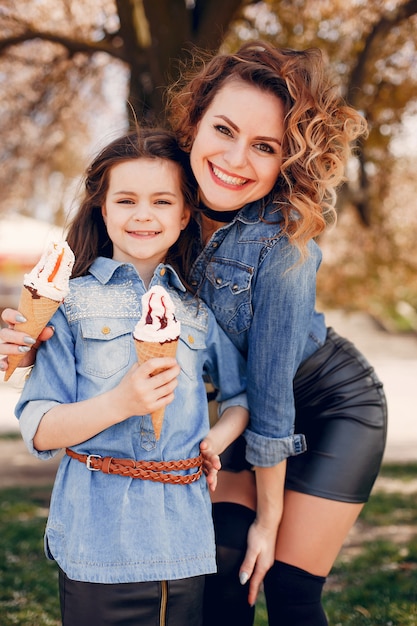 Família fofa em um parque de primavera