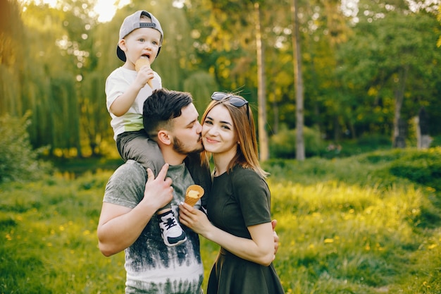 Família fofa em um parque