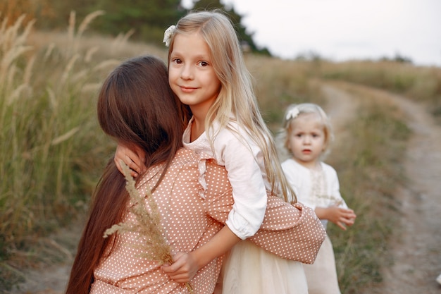 Família fofa jogando em um campo de outono