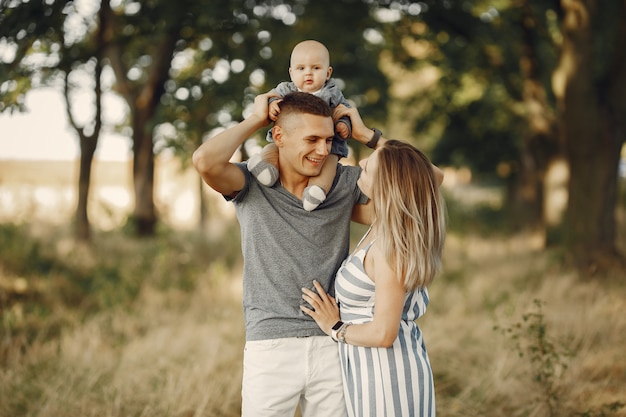 Família fofa jogando em um campo de outono