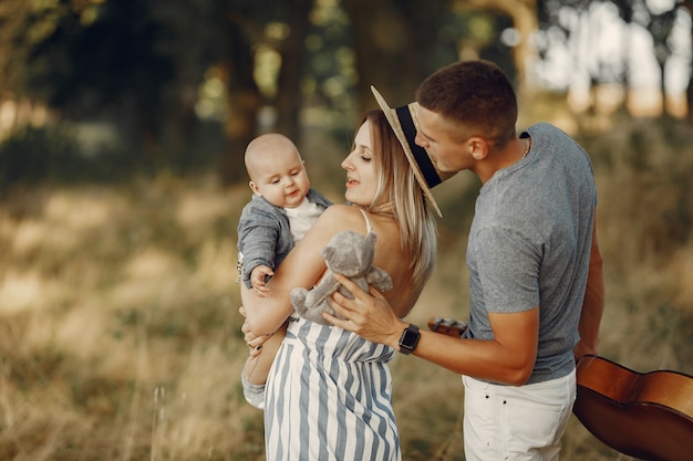 Família fofa jogando em um campo de outono