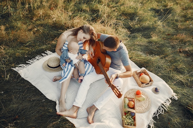 Foto grátis família fofa jogando em um campo de outono