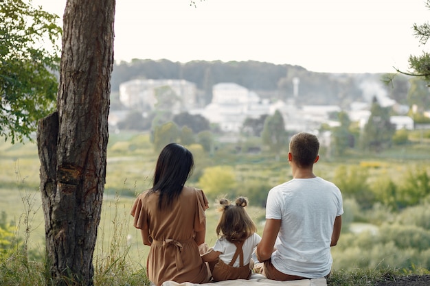 Família fofa jogando em um campo de outono